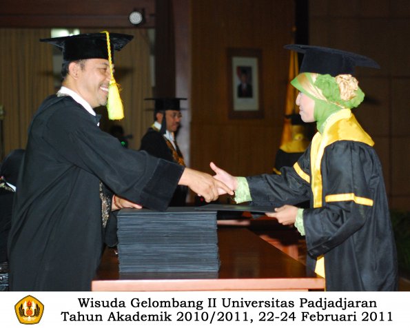 wisuda-fikom-s1-oleh-dekan-116