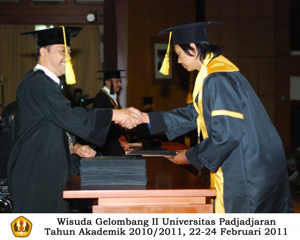 wisuda-fikom-s1-oleh-dekan-126