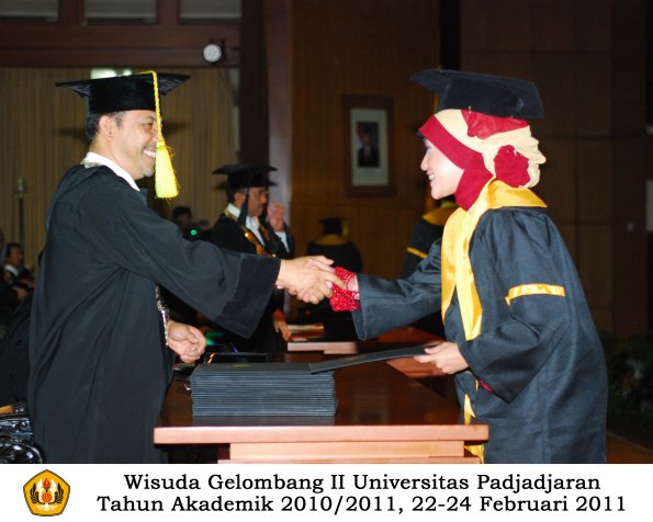 wisuda-fikom-s1-oleh-dekan-136