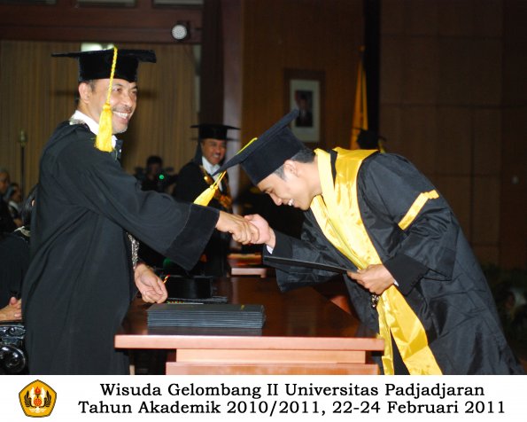 wisuda-fikom-s1-oleh-dekan-141