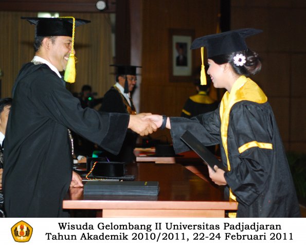 wisuda-fikom-s1-oleh-dekan-143