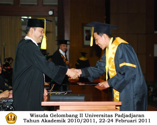 wisuda-fikom-s1-oleh-dekan-148