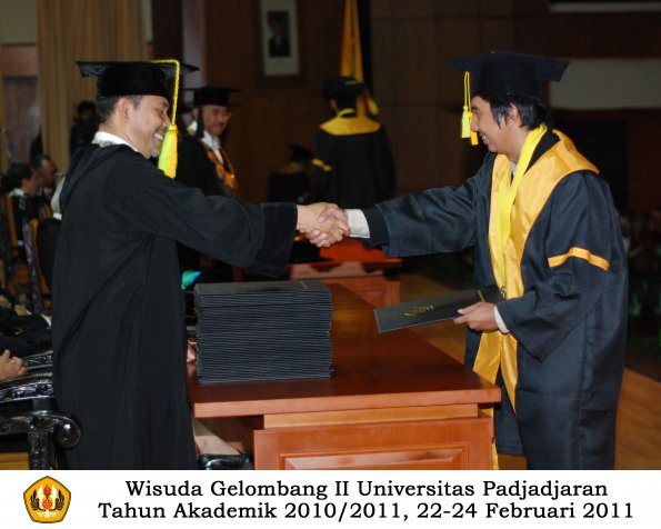 wisuda-fikom-s1-oleh-dekan-170