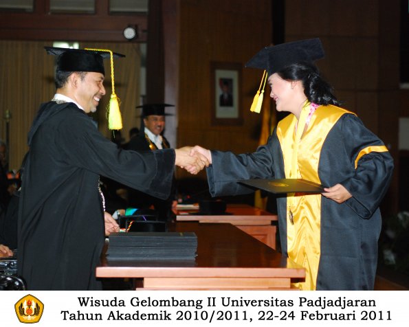 wisuda-fikom-s1-oleh-dekan-180