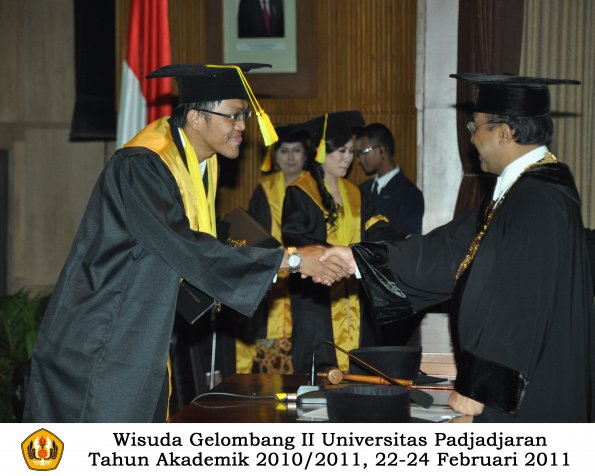 wisuda-fikom-s1-oleh-rektor-004