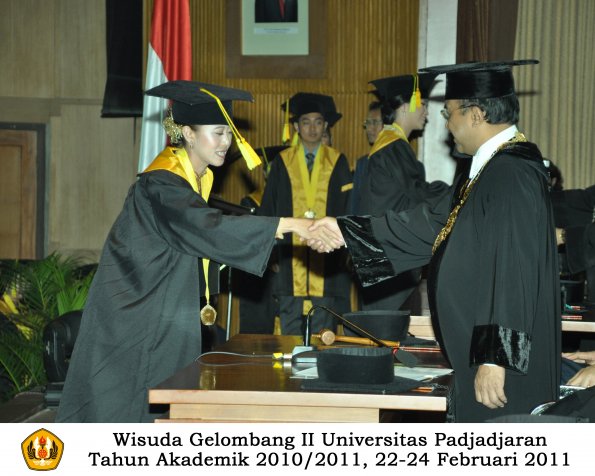 wisuda-fikom-s1-oleh-rektor-009