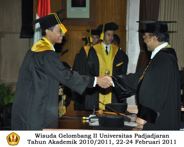 wisuda-fikom-s1-oleh-rektor-014