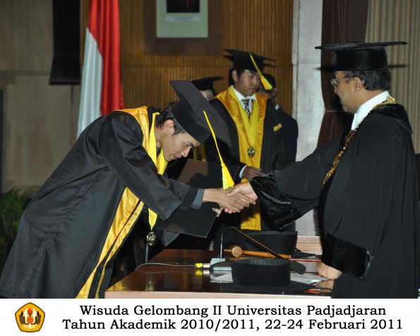 wisuda-fikom-s1-oleh-rektor-018