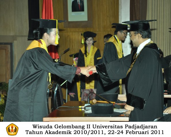 wisuda-fikom-s1-oleh-rektor-023