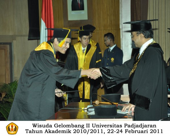 wisuda-fikom-s1-oleh-rektor-027