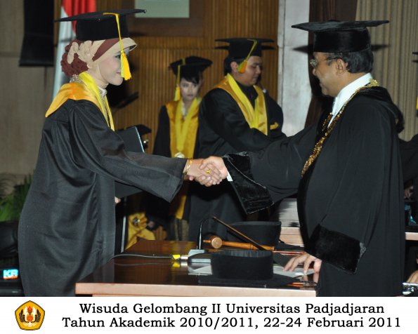 wisuda-fikom-s1-oleh-rektor-028