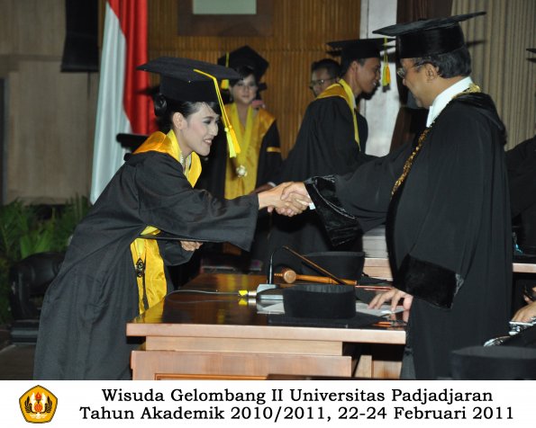 wisuda-fikom-s1-oleh-rektor-032