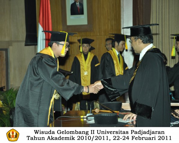 wisuda-fikom-s1-oleh-rektor-033