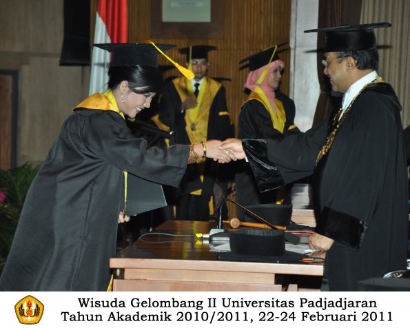 wisuda-fikom-s1-oleh-rektor-036