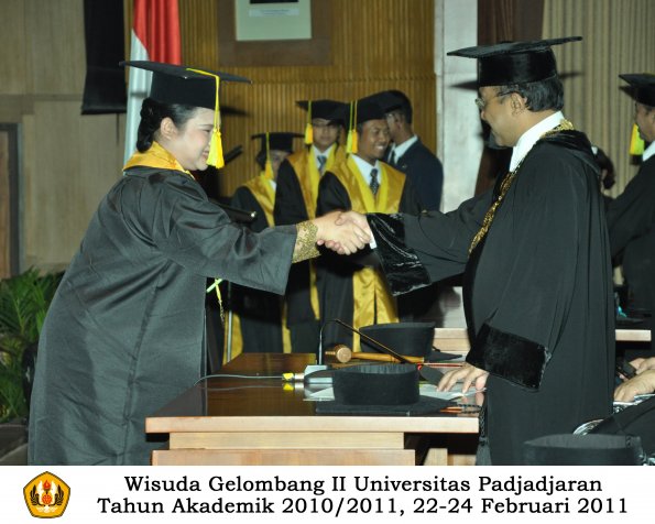 wisuda-fikom-s1-oleh-rektor-039