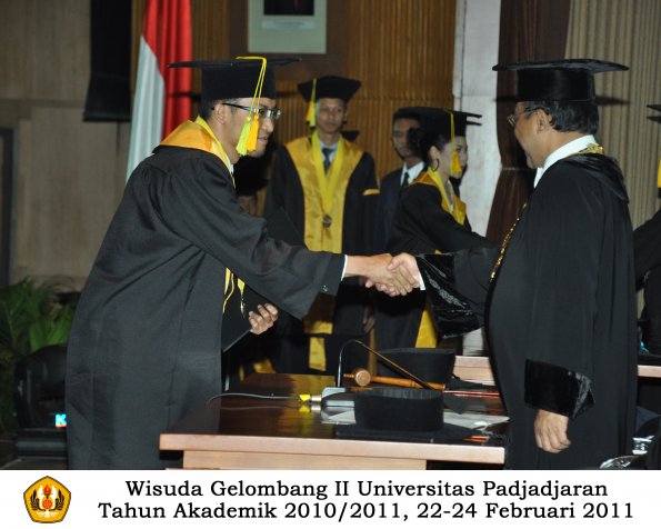 wisuda-fikom-s1-oleh-rektor-040