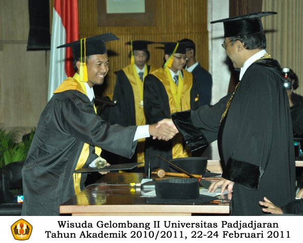 wisuda-fikom-s1-oleh-rektor-041