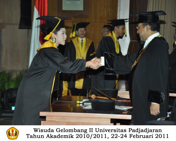 wisuda-fikom-s1-oleh-rektor-042