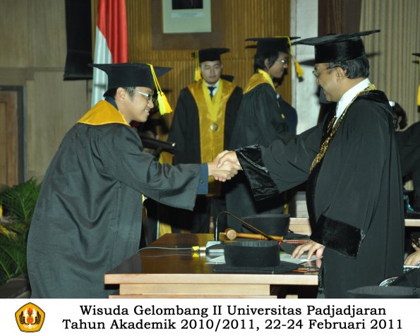 wisuda-fikom-s1-oleh-rektor-043