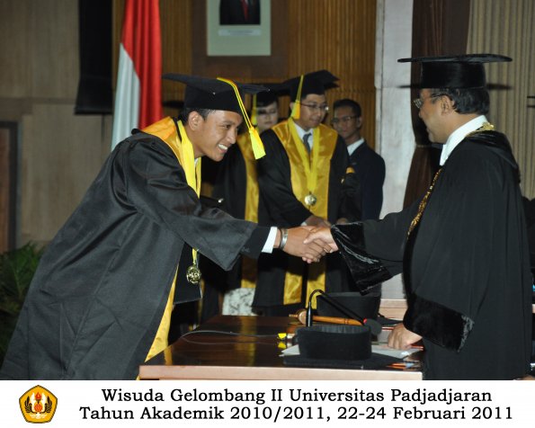 wisuda-fikom-s1-oleh-rektor-044