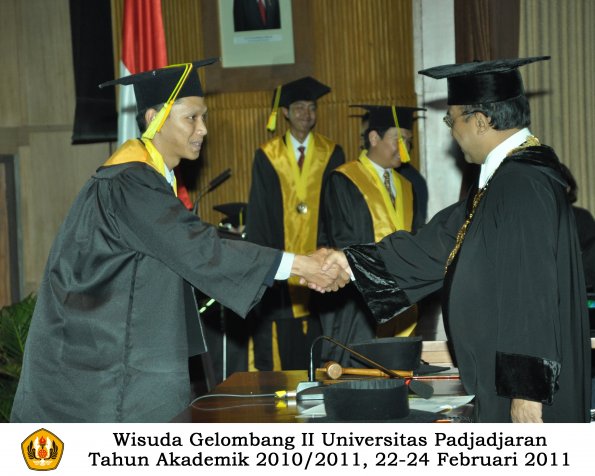 wisuda-fikom-s1-oleh-rektor-045