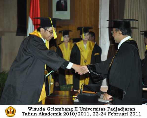 wisuda-fikom-s1-oleh-rektor-046