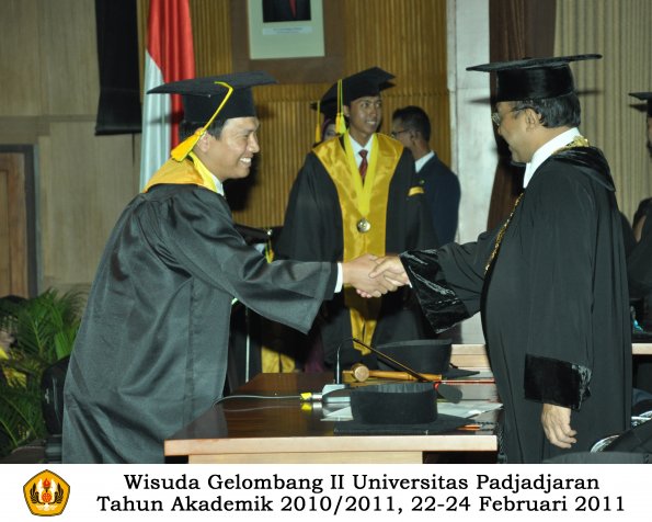 wisuda-fikom-s1-oleh-rektor-047