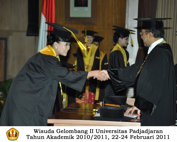 wisuda-fikom-s1-oleh-rektor-048