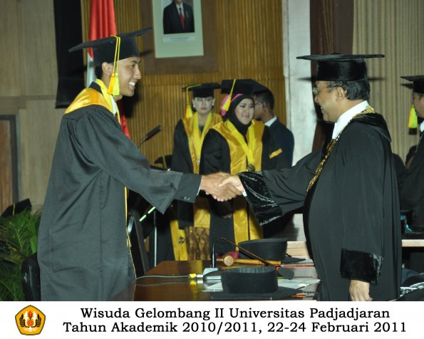 wisuda-fikom-s1-oleh-rektor-049