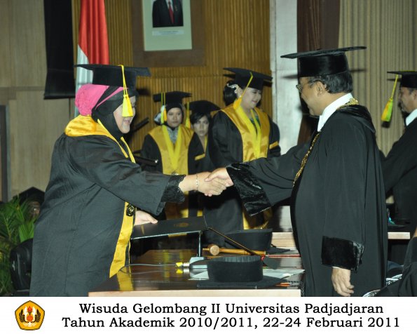 wisuda-fikom-s1-oleh-rektor-051