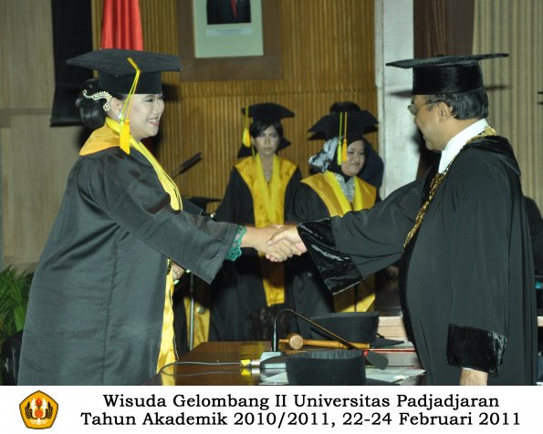 wisuda-fikom-s1-oleh-rektor-053