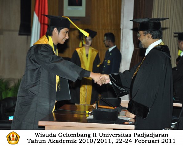 wisuda-fikom-s1-oleh-rektor-054