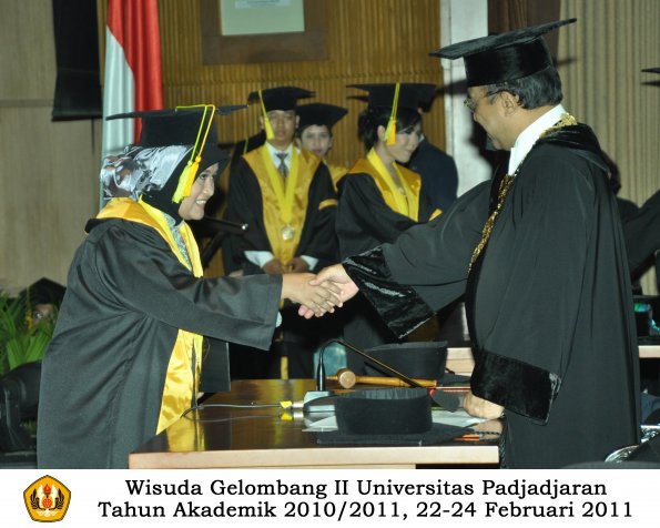 wisuda-fikom-s1-oleh-rektor-055