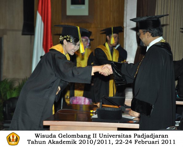 wisuda-fikom-s1-oleh-rektor-056