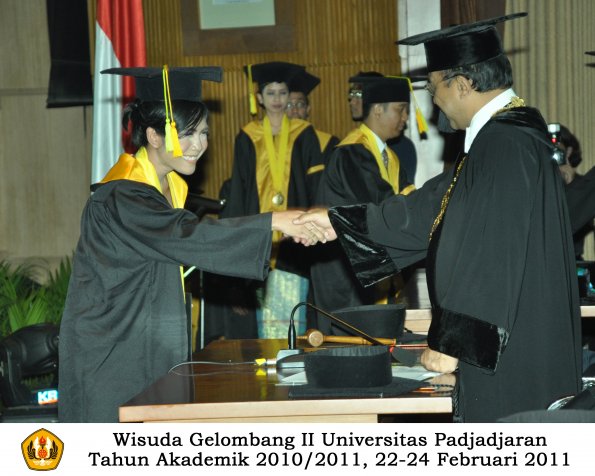 wisuda-fikom-s1-oleh-rektor-057