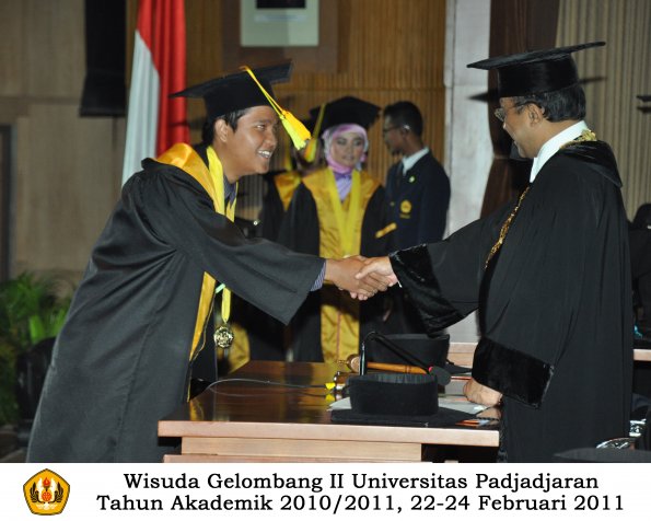 wisuda-fikom-s1-oleh-rektor-058