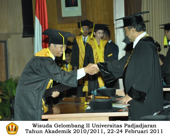 wisuda-fikom-s1-oleh-rektor-059