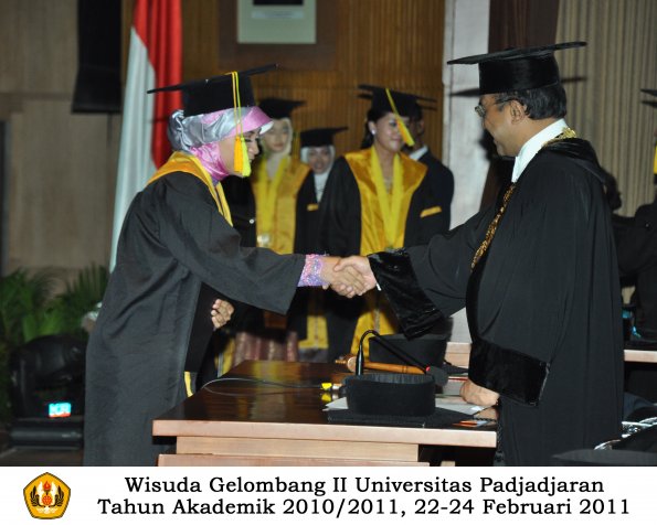 wisuda-fikom-s1-oleh-rektor-060