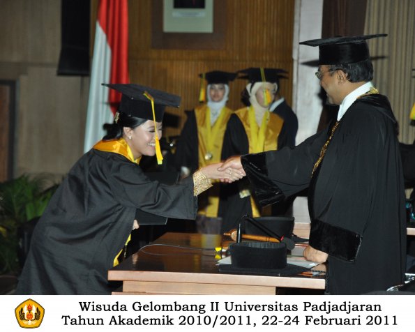 wisuda-fikom-s1-oleh-rektor-062