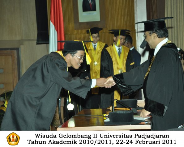 wisuda-fikom-s1-oleh-rektor-063