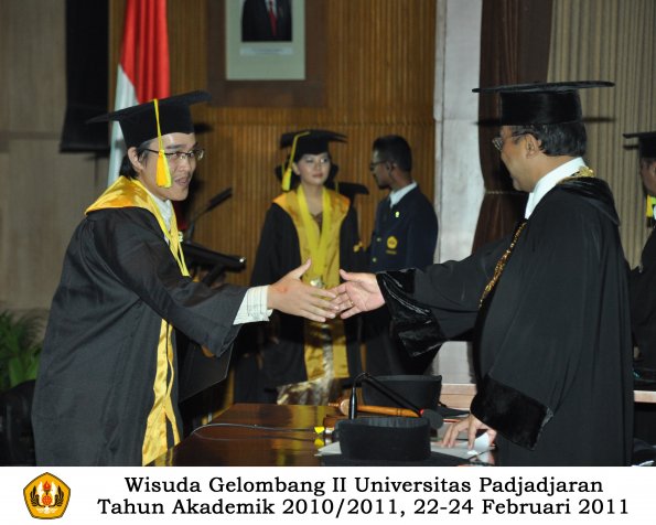 wisuda-fikom-s1-oleh-rektor-064