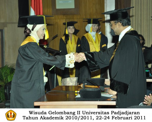 wisuda-fikom-s1-oleh-rektor-065