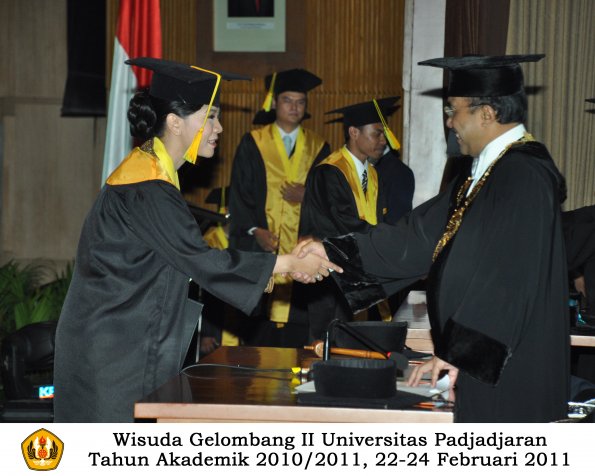 wisuda-fikom-s1-oleh-rektor-066