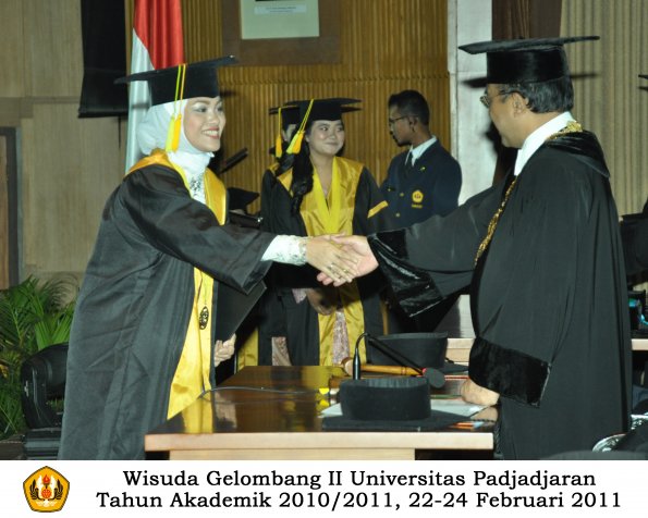 wisuda-fikom-s1-oleh-rektor-067