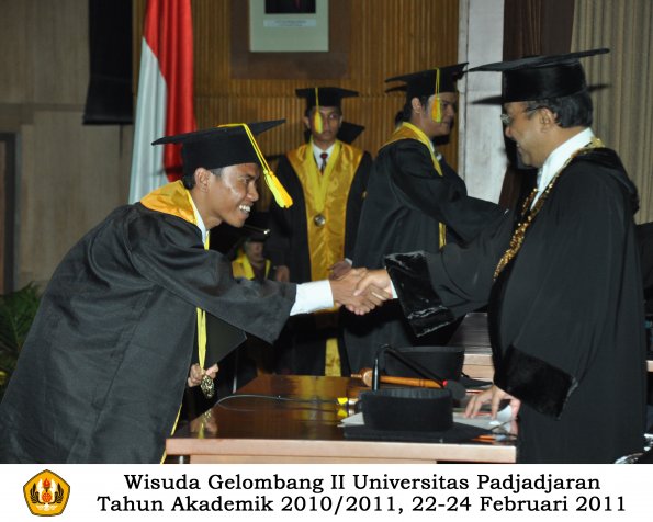 wisuda-fikom-s1-oleh-rektor-068