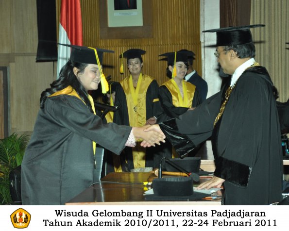 wisuda-fikom-s1-oleh-rektor-069