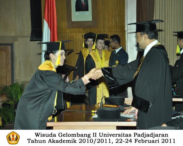 wisuda-fikom-s1-oleh-rektor-071