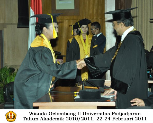 wisuda-fikom-s1-oleh-rektor-073