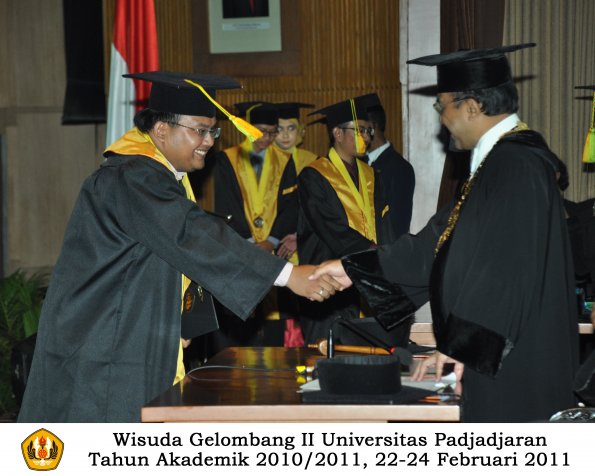 wisuda-fikom-s1-oleh-rektor-074