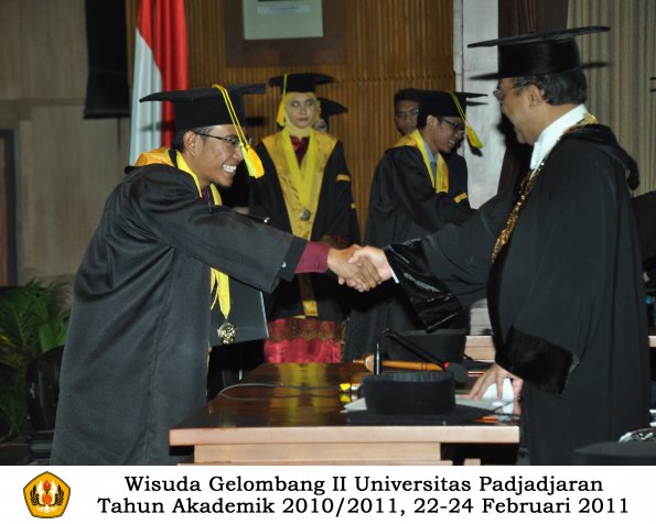 wisuda-fikom-s1-oleh-rektor-076